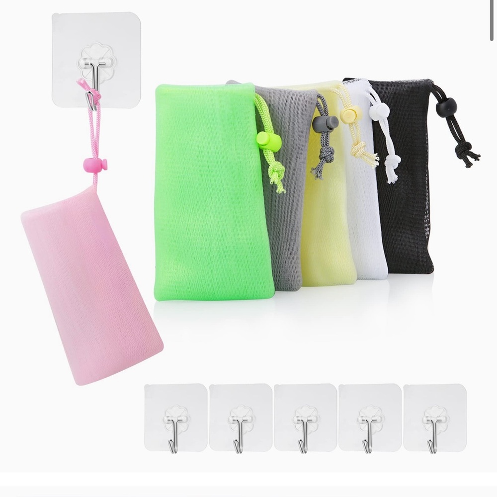 Exfoliating soup pouch with transparent hooks